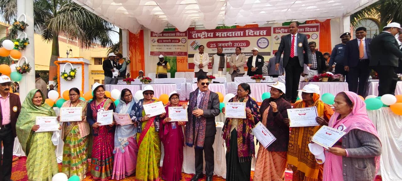 राष्ट्रीय मतदाता दिवस पर प्रमाण पत्र के साथ सम्मानित हुईं बीएलओ। सूचना विभाग