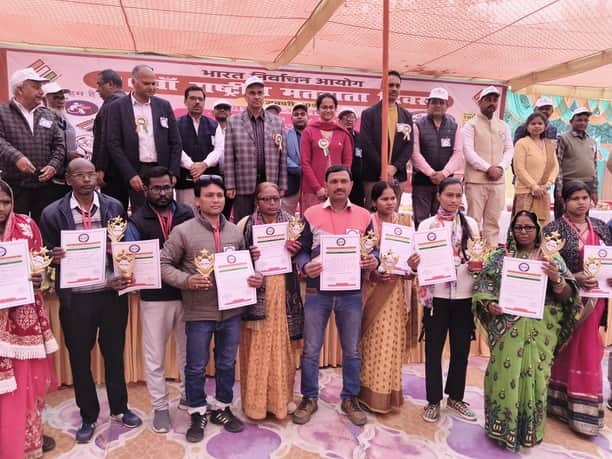 राष्ट्रीय मतदाता दिवस पर उत्कृष्ट कार्य करने वाले बीएलओ को कलेक्ट्रेट में सम्मानित किया गया। -स