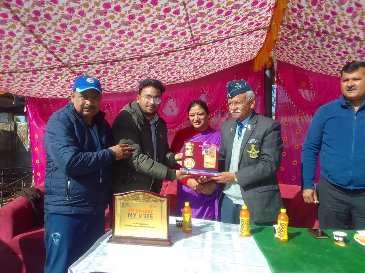 साइकिल दौड़ के विजेता प्रतिभागी को सम्मानित करते मुख्य अतिथि। स्रोत टिहरी सूचना विभाग।