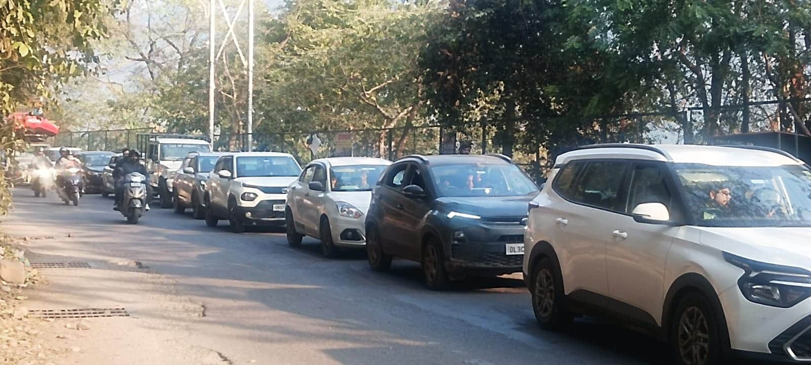 सप्ताहांत में लक्ष्मणझूला रोड पर लगी वाहनों की लंबी लाइन। स्रोत संवाद।