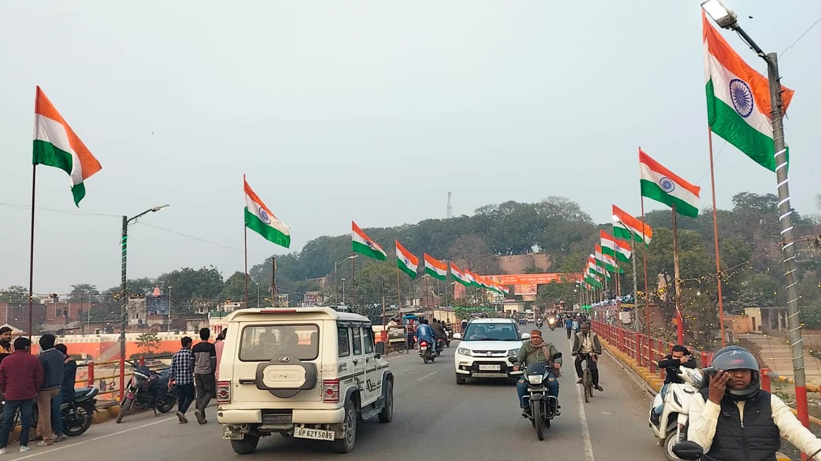 सद्दभावना पुल पर गणतंत्र दिवस की पूर्व संध्या पर लगाए गए तिरंगा झंडा। संवाद