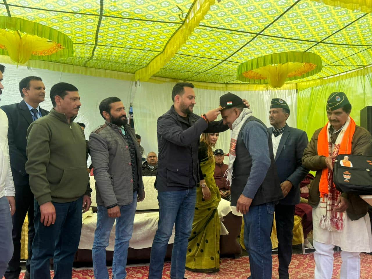 स्वाहल पंचायत में आयोजित सैनिक सम्मान समारोह में पूर्व सैनिकों को सम्मानित करते विधायक आशीष शर्