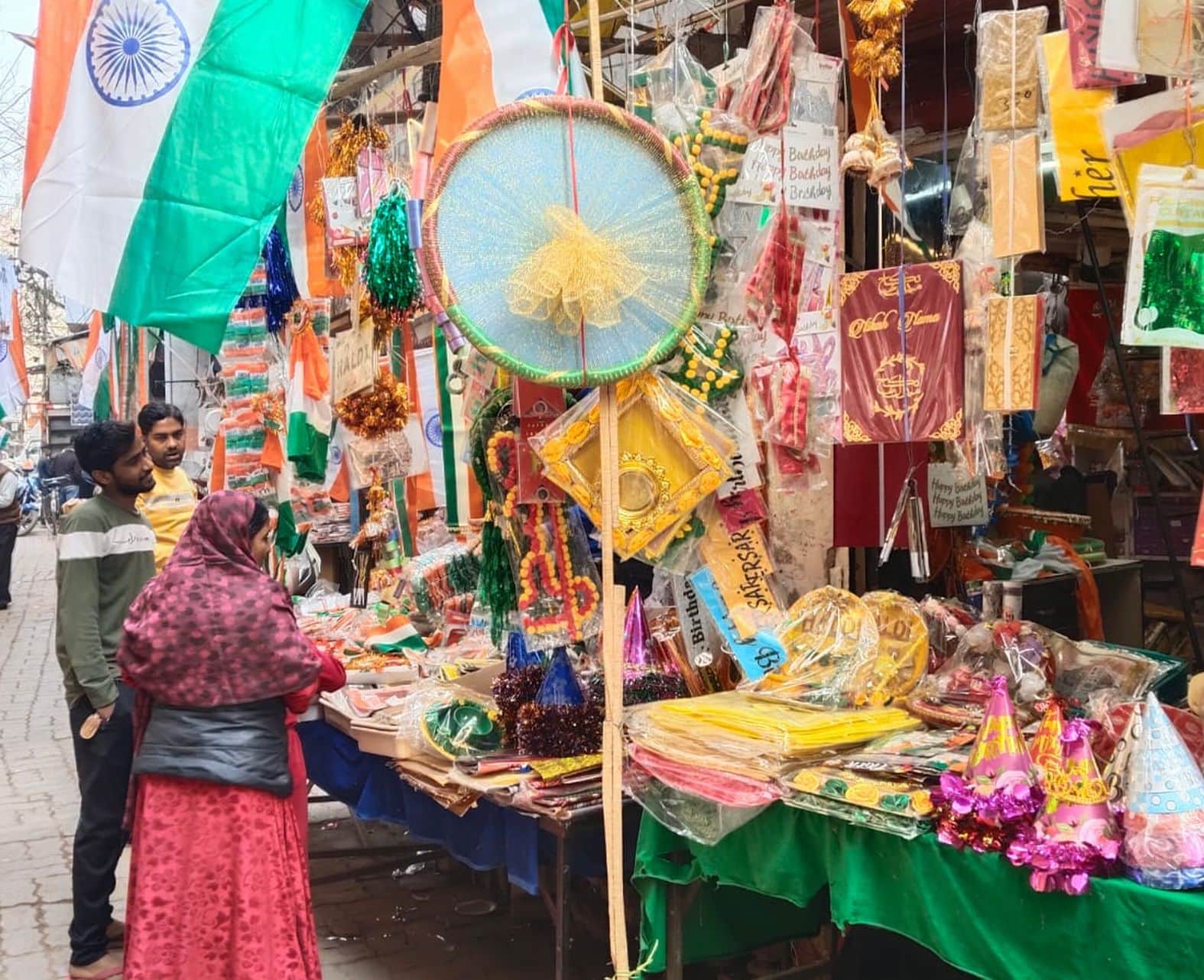  शहर के मुरारीदास गली में दुकान पर तिरंगा झंडा खरीदते लोग। संवाद