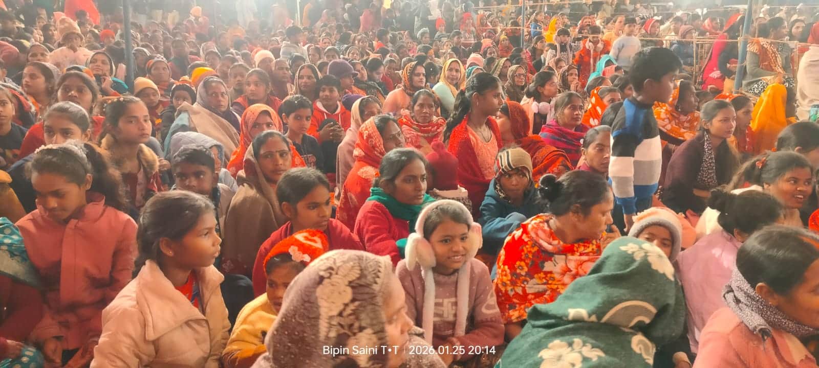 फ़ोटो - शीतला धाम चौकियां श्रृंगार महोत्सव कार्यक्रम में देवी गीत की प्रस्तुति पर झूमते श्रद्धाल