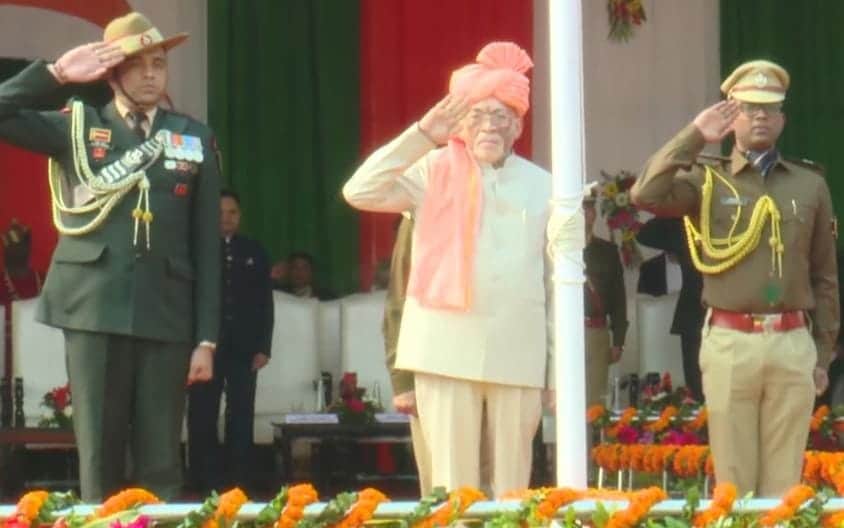 तिरंगा झंडा को सलामी देते राज्यपाल संतोष गंगवार