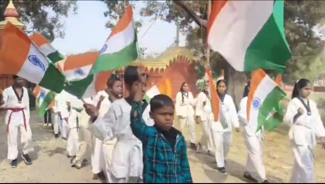 तिरंगा यात्रा निकालते बच्चे