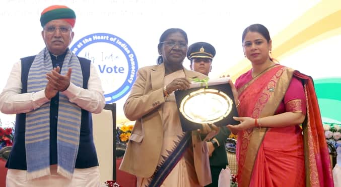 दिल्ली में बिजनौर की डीएम जसजीत कौर को सम्मानित करती राष्ट्रपति द्रौपदी मुर्मू। स्रोत सूचना वि