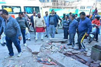 Cabinet Minister came on the road, gave instructions to speed up the repair of drains