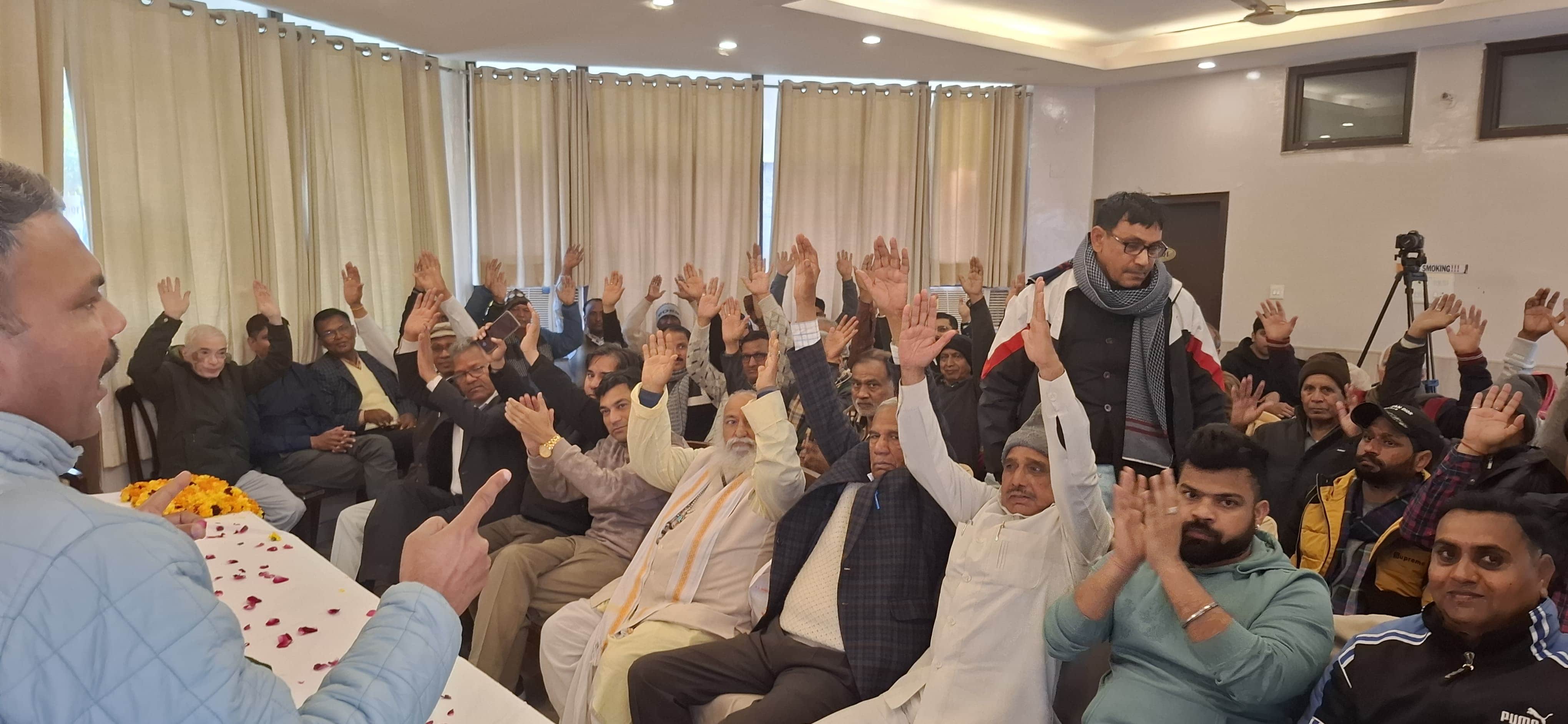 वरिष्ठ नागरिकों के हितों पर एक सुर में जोर देते लोग। स्रोत : संस्था