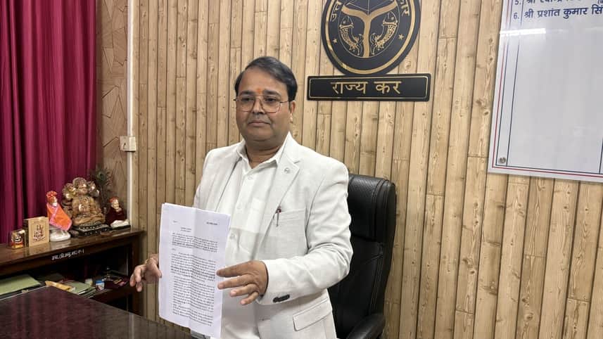 इस्तीफे के साथ कार्यालय में मौजूद उपायुक्त कर प्रशांत सिंह।