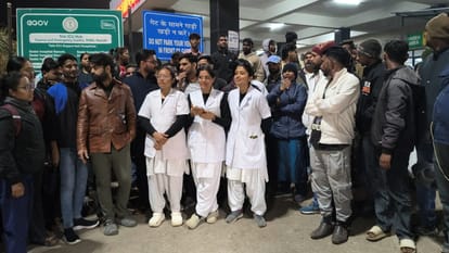 विरोध-प्रदर्शन करतीं रिम्स की नर्सें