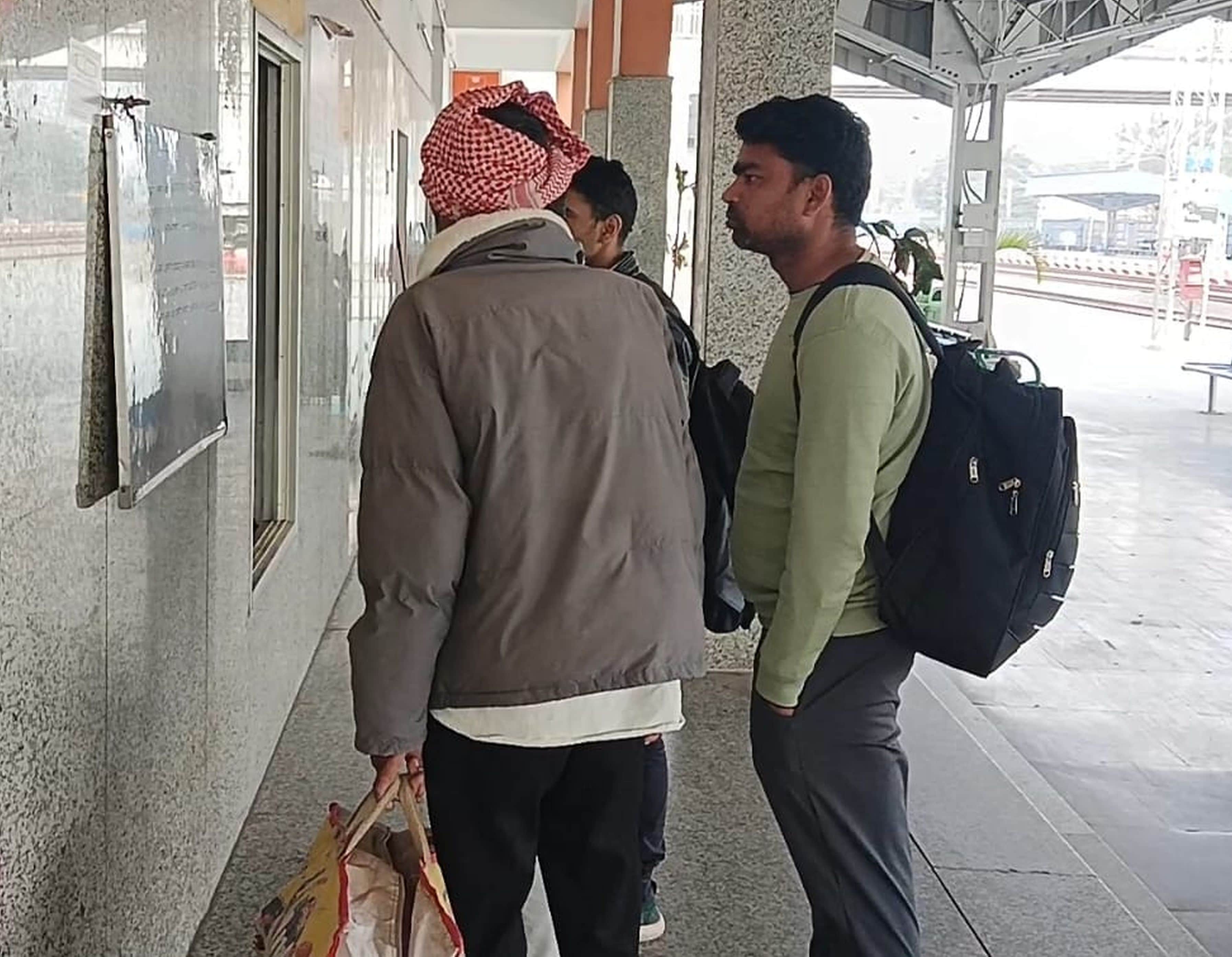 अकबरपुर रेलवे स्टेशन पर पूछताछ केंद्र पर जानकारी लेते यात्री।-