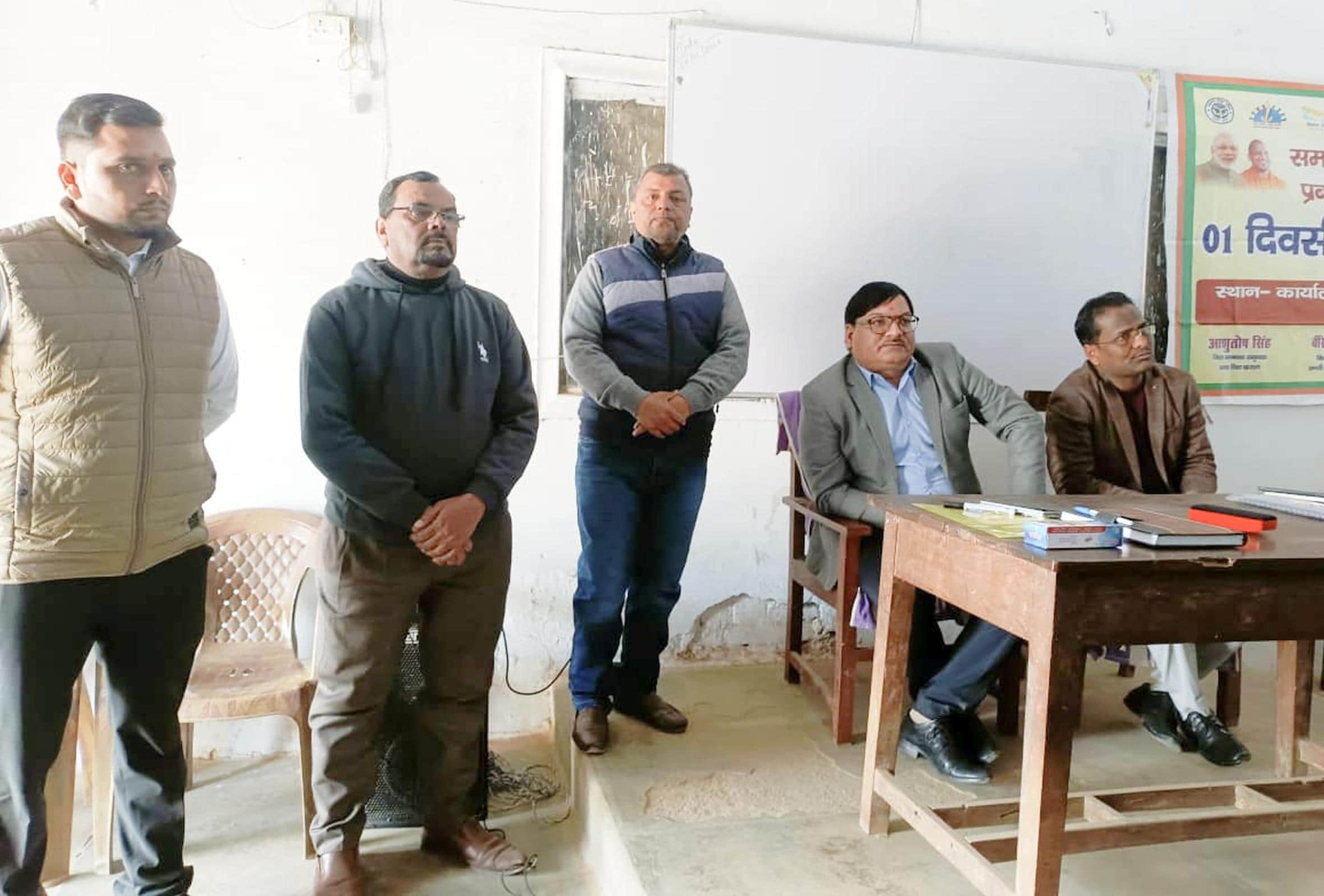 बीएसए कार्यालय में विद्यालय स्तरीय प्रबंध समिति कार्यशाला में मौजूद अधिकारी व अन्य।