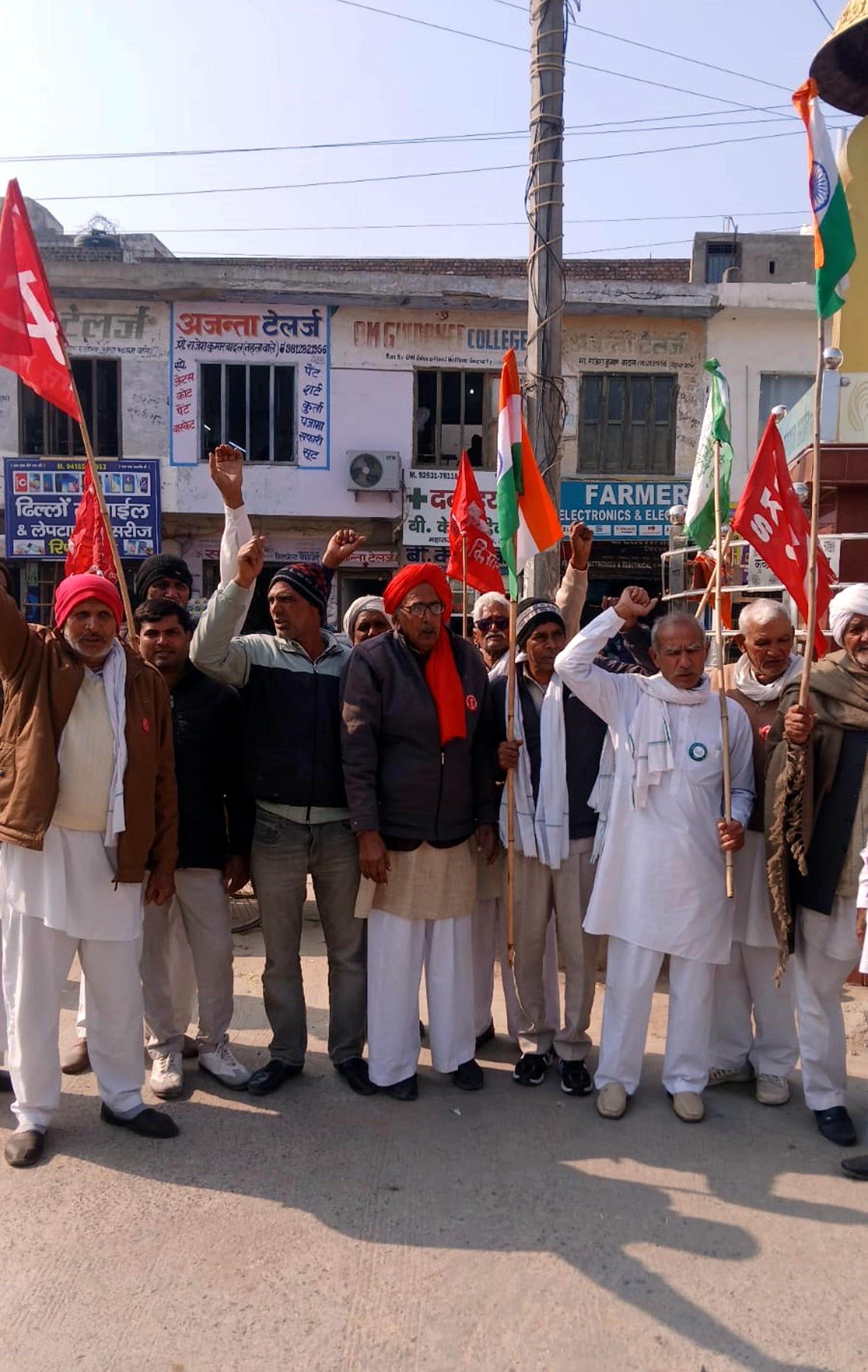 भूना। प्रदर्शन के दौरान सरकार के खिलाफ नारेबाजी करते किसान। संवाद