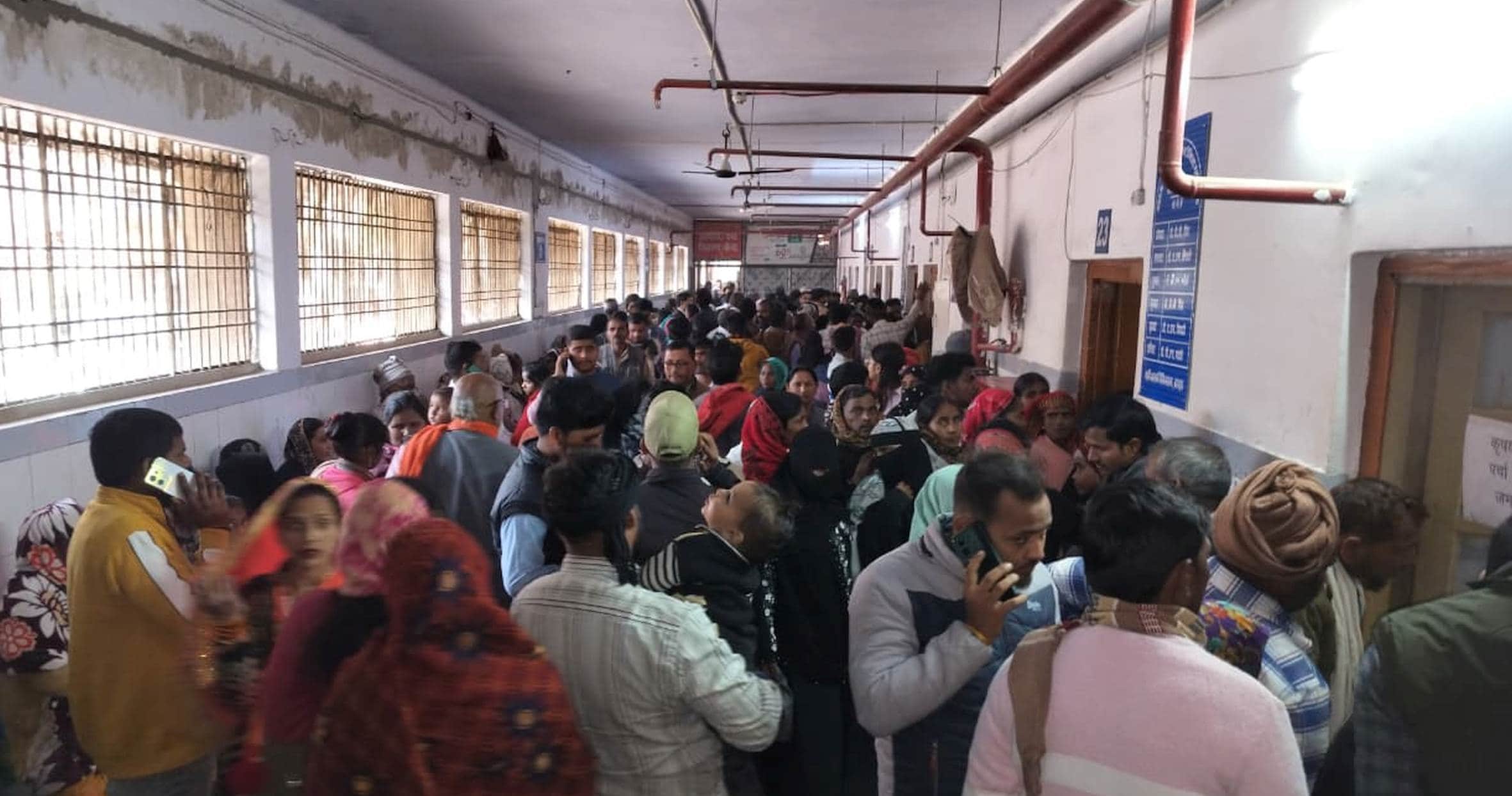 बहराइच मेडिकल कॉलेज में इलाज कराने के लिए बरामदे में लगी भीड़।