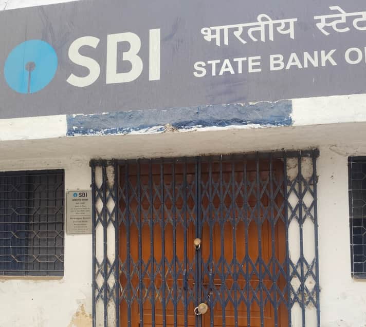 बांकेगंज में हड़ताल के चलते बंद रही स्टेट बैंक। संवाद।