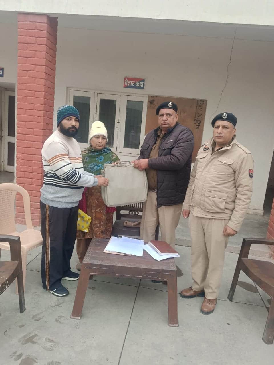 बीस लाख रुपए राशि लौटते हुए सदर पुलिस