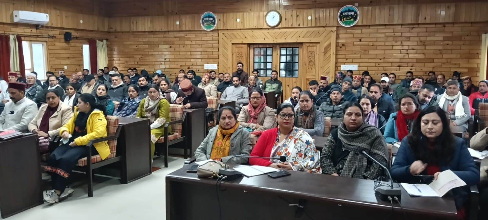 चंबा बचत भवन में कार्यक्रम के दौरान मौजूद बीजेपी के कार्यकर्ता।संवाद