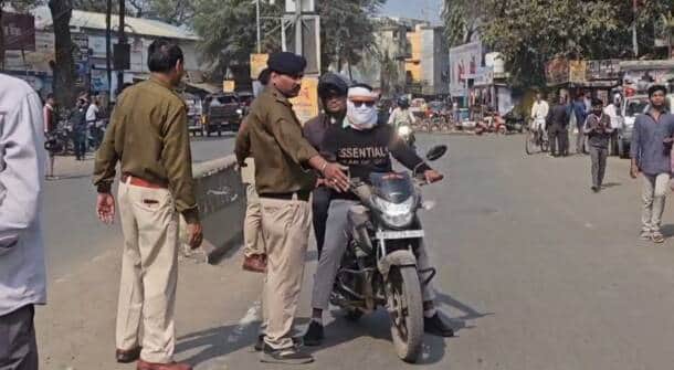 No challan but concern for life: Mandla SP throws helmet on the road says if you want a car, bring a safety