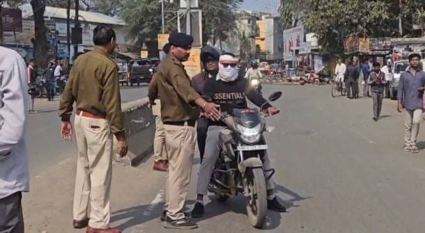 No challan but concern for life: Mandla SP throws helmet on the road says if you want a car, bring a safety