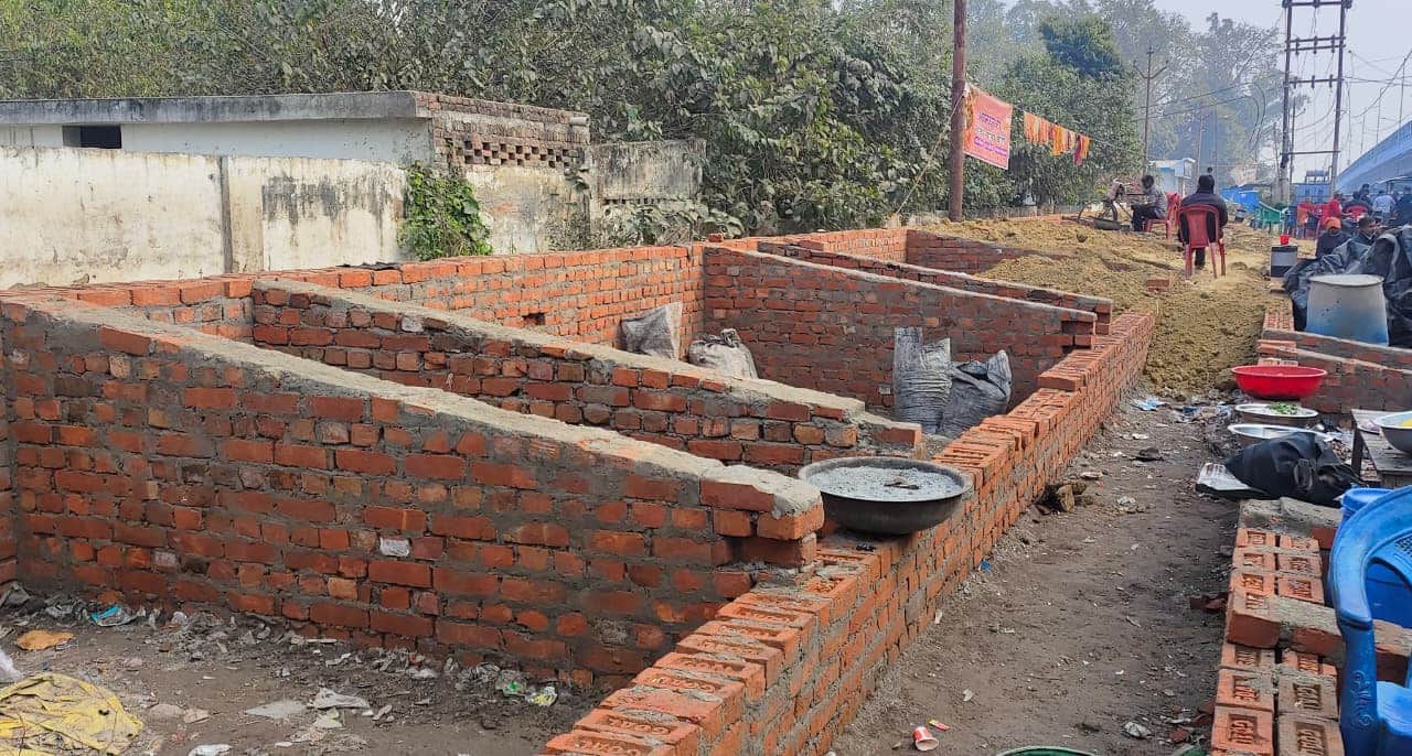 एलआरपी गेस्ट हाउस के बाहर फ्लाई ओवर के सामने बनाया जा रहा पार्क। संवाद