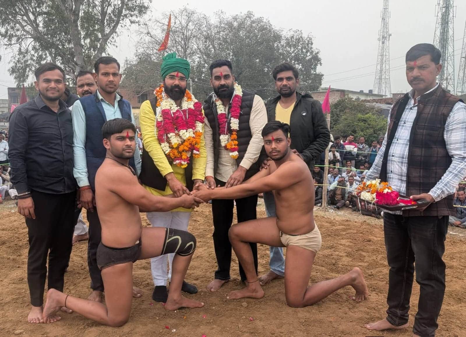 फोटो - 35 पहलवानों के हाथ मिलवाते अतिथि। संवाद