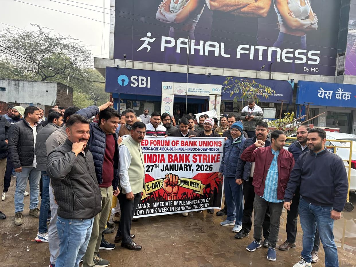 Bank employees protest demanding implementation of five-day working week