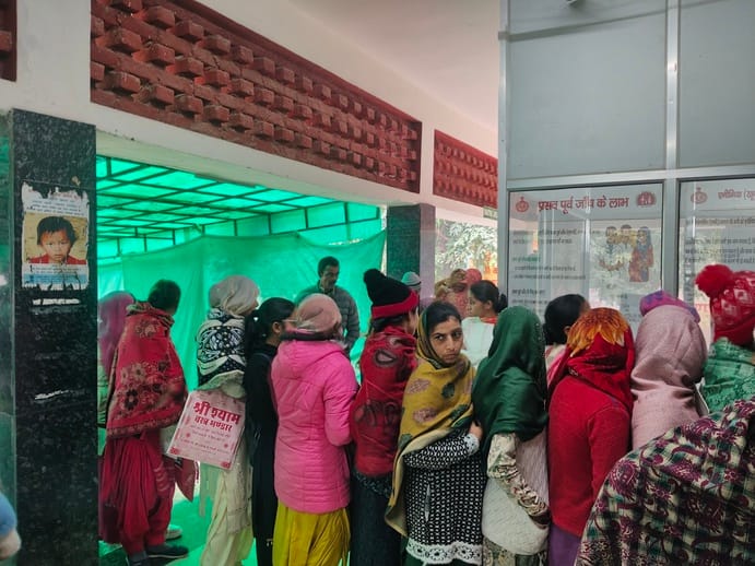 Female patients were left without a place to sit for an hour