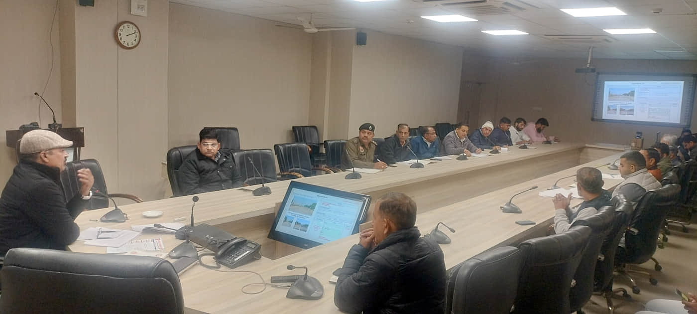 फतेहाबाद। लघु सचिवालय के सभागार में जिला रोड सेफ्टी कमेटी की बैठक की अध्यक्षता करते हुए आरटीए स