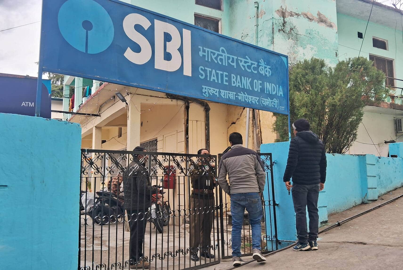 गोपेश्वर में हड़ताल के चलते एसबीआई शाखा में ठप रहा कामकाज।  संवाद 