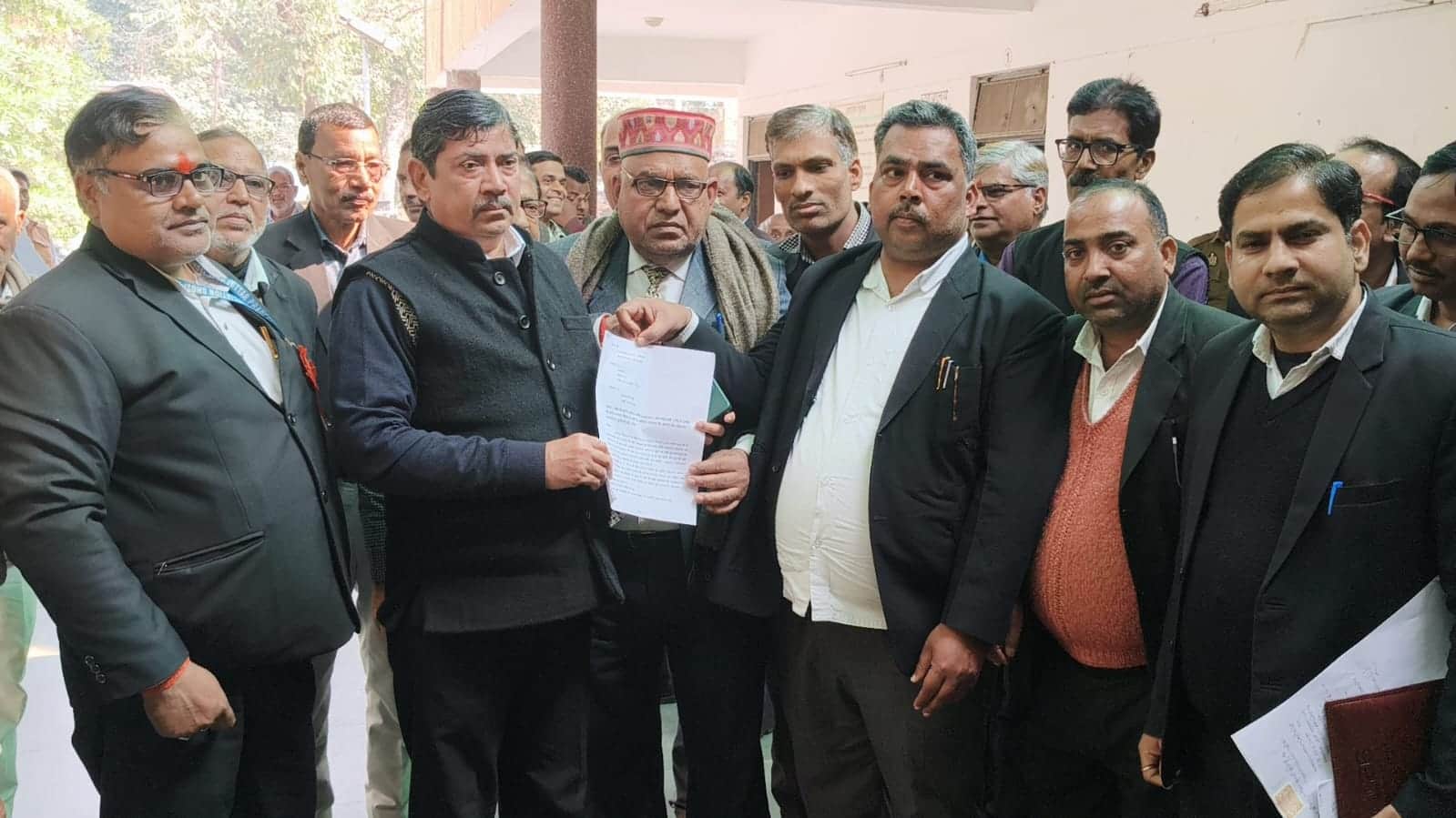 घोसी में यूजीसी के विरुद्ध में एसडीएम को ज्ञापन सौंपते अधिवक्ता।संवाद