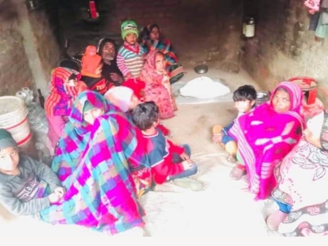 जहांगीराबाद के गांव रूठा में नवजात की मौत के बाद विलाप करते परिजन। संवाद