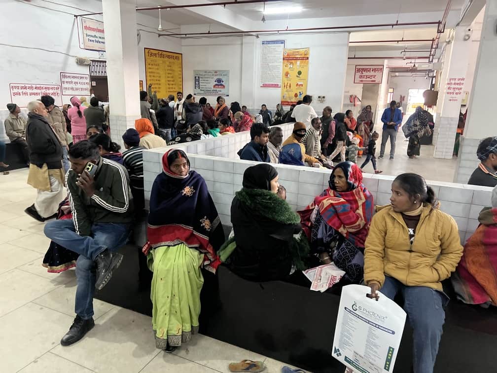 जिला अस्पताल के ओपीडी में  मौजूद मरीज।संवाद