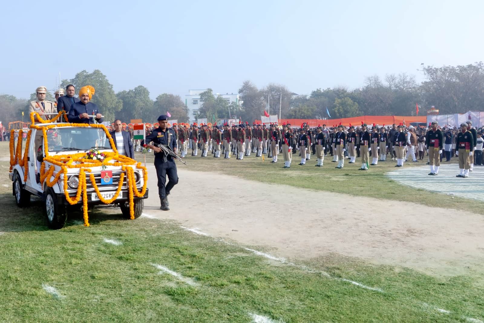 जिला स्तरीय गणतंत्र दिवस समारोह में परेड को सलामी देते हुए मुख्य अतिथि स्त्रोत सूचना विभाग
