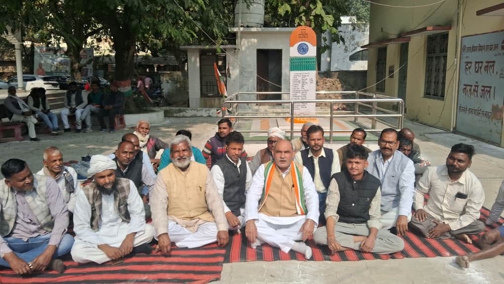 .जलालपुर विकासखंड में मनरेगा बचाओ अभियान के तहत मंगलवार को प्रदर्शन करते कांग्रेस कार्यकर्ता