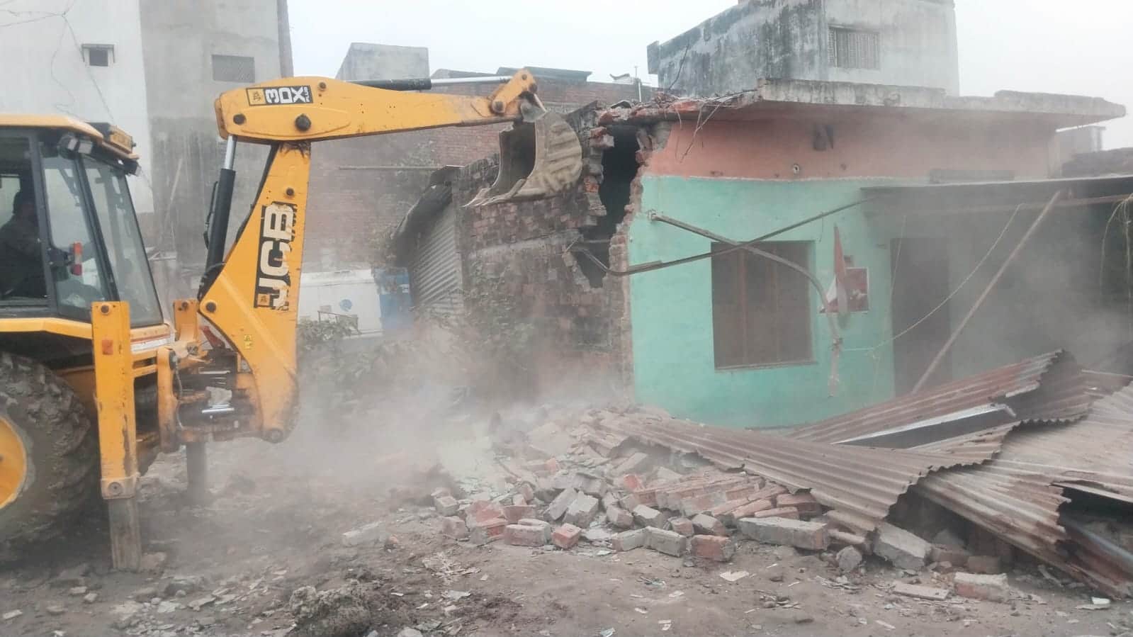 कॉरिडोर में निर्णय आने के बाद ध्वस्त कराया जा रहा आवास। संवाद