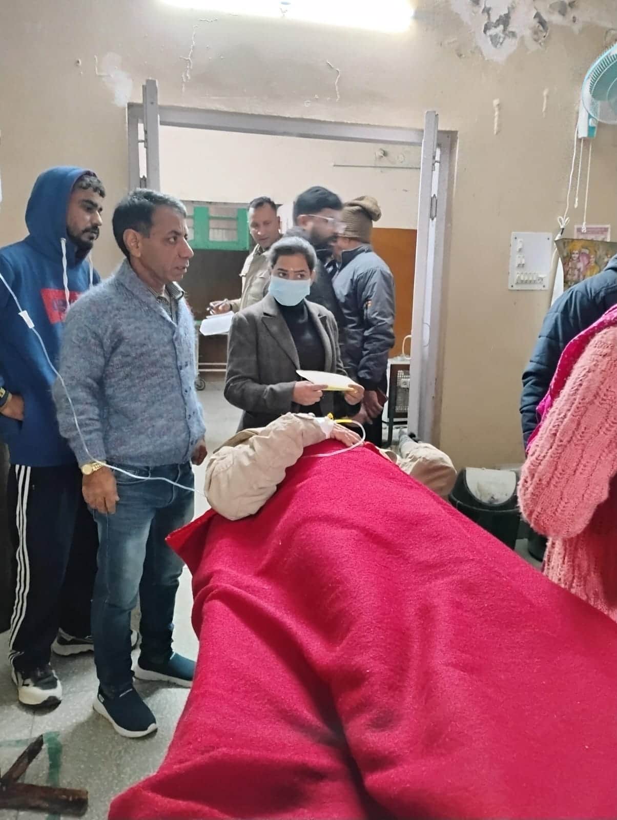 लंबागांव के तहत पहाड़ा में पलटी निजी स्कूल की बस के घायलों को खैरा अस्पताल में उपचार करते हुए ड