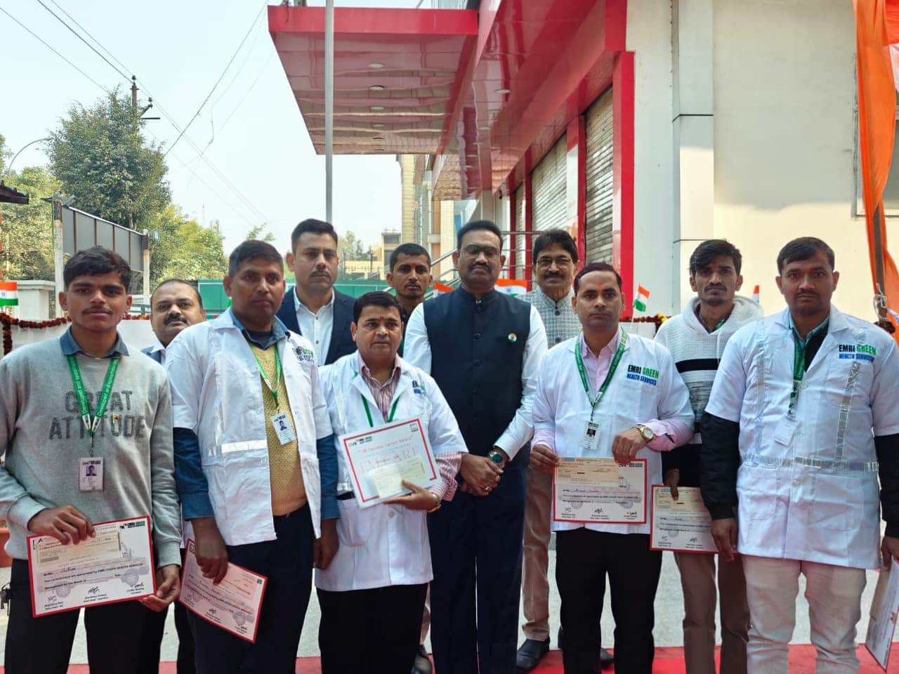 लखनऊ में सम्मान समारोह कार्यक्रम के दौरान एंबुलेंस कर्मी। स्रोत विभाग