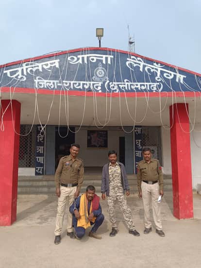 Raigarh police have apprehended a cattle smuggler who was transporting eight cows