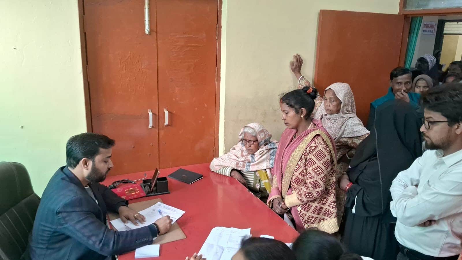 मंगलवार को अवकाश के बाद जिला अस्पताल में डॉक्टर को दिखाने के लिए लगी ओपीडी में भीड़।