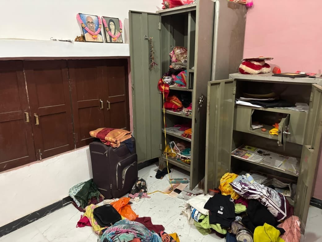 A closed house was targeted and jewellery and cash worth lakhs were stolen