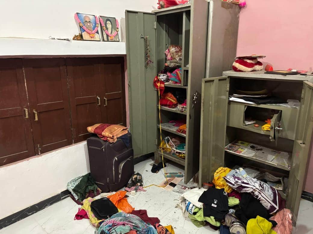 मंगलवार को चोरी के बाद घर पर टूटी पड़ी आलमारी व बिखरा सामान।