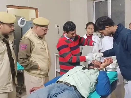 घायल ग्राम विकास अधिकारी का उपचार करते डॉक्टर।