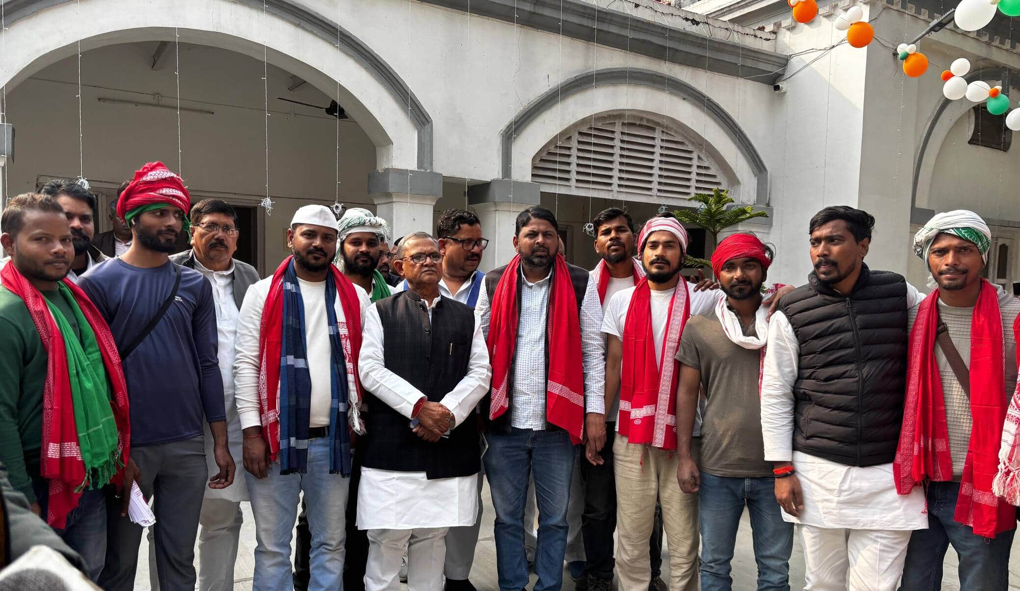 मनरेगा बचाओं साइकिल यात्रा का पीडब्लूडी डाकबंगला परिसर में स्वागत सांसद सनातन पांडेय।आयोजक