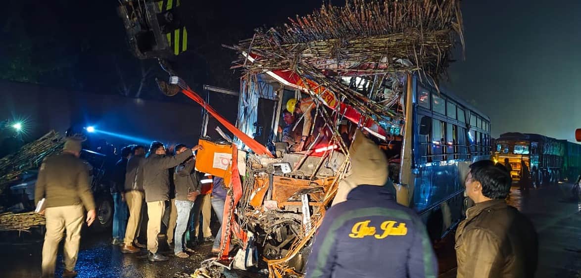 मीरानपुर कटरा में हाईवे पर हापुड़ डिपो की बस व गन्ने से भरी ट्रैक्टर-ट्रॉली टकराने के बाद पहुंच