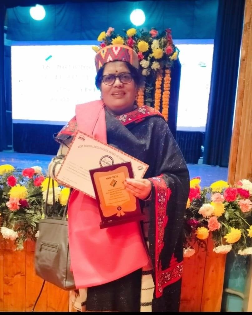 BLO Savita received the award for voter awareness and participation