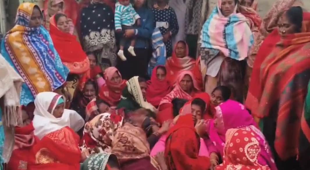 नौ माह बाद चन्दन का शव पहुंचने पर विलाप करती महिलाएं