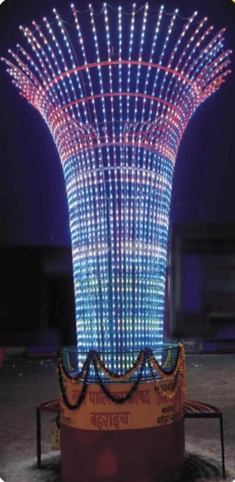 पालिका द्वारा स्थापित कराया गया एलईडी फाउंटेन।