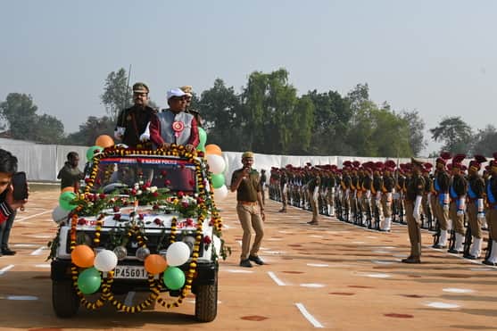 पुलिस लाइन परिसर में गणतंत्र दिवस के उपलक्ष्य में परेड की सलामी लेते मंत्री संजय निषाद