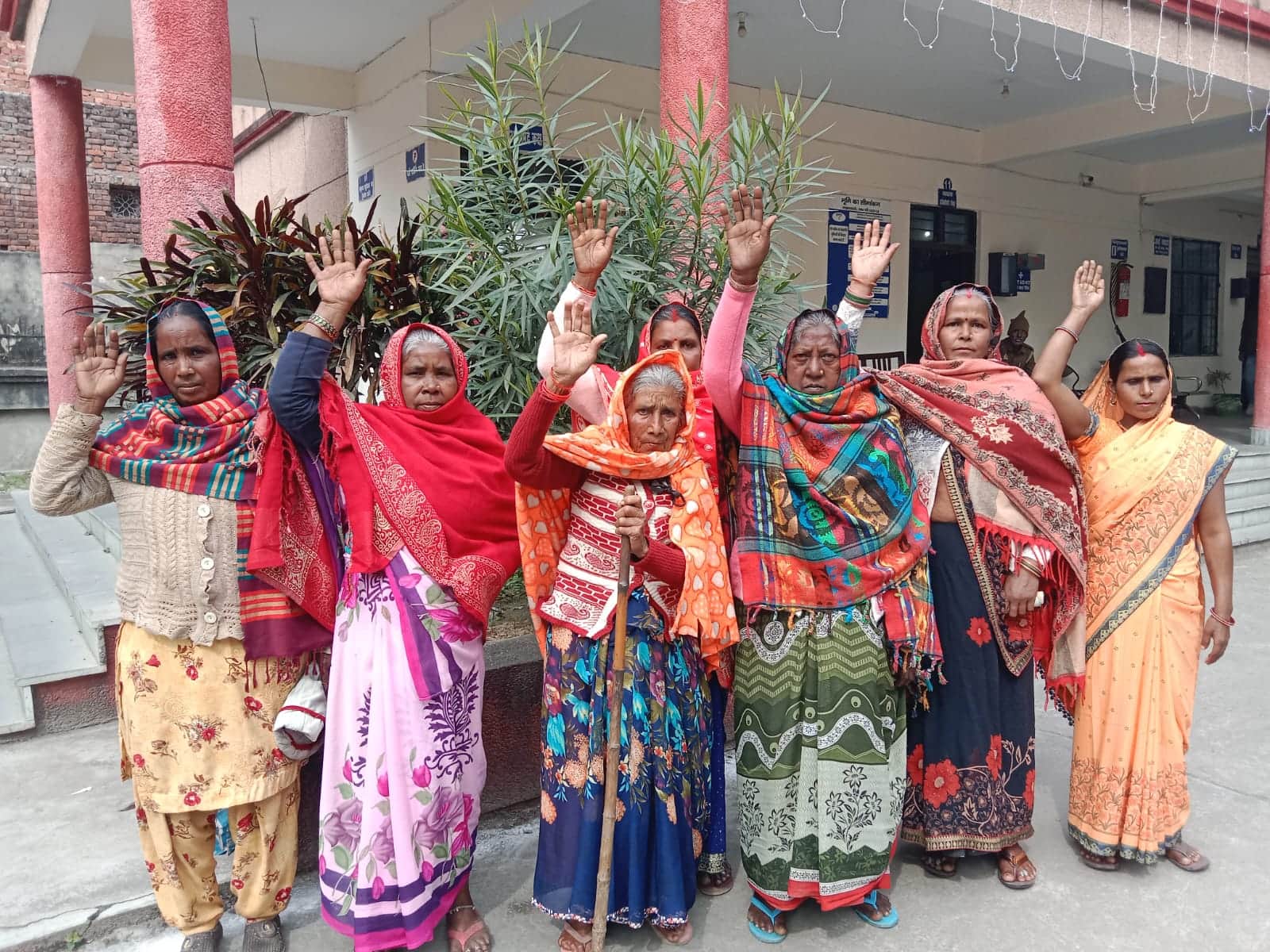 पलिया तहसील में प्रदर्शन करतीं ग्रामीण महिलाएं। संवाद